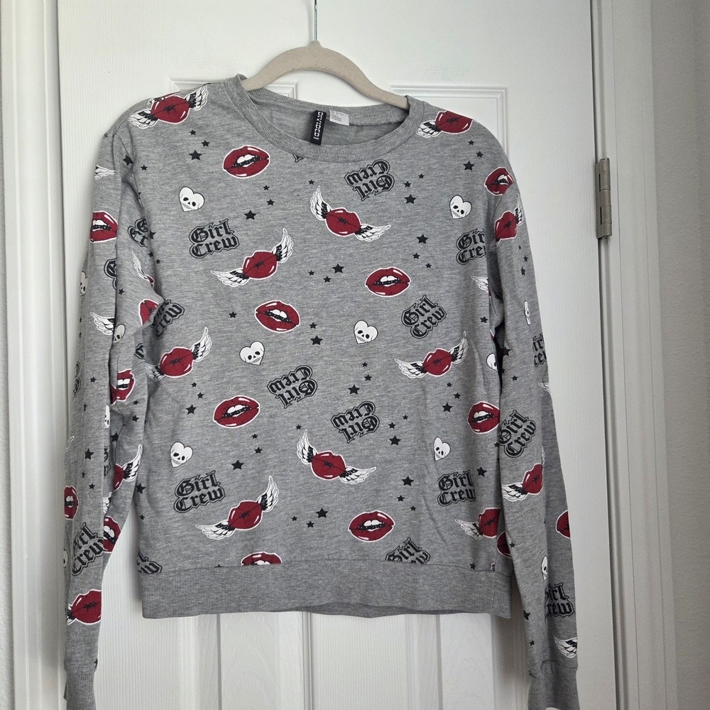 Divided H&M Girl Crew Sweatshirt Womens M Grey Skulls Flying Lips Winged Stars
